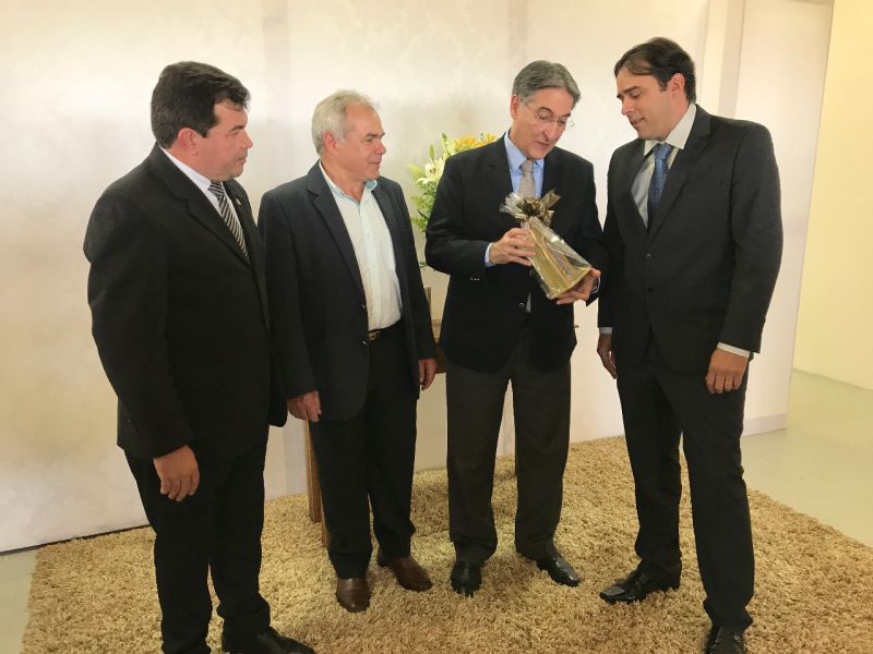 Prefeito de Perdizes Vinícius Barreto e o Diretor Presidente da Bem Brasil João Emílio Rocheto recebem o governador de Minas Fernando Pimentel para visita a Bem Brasil Alimentos.